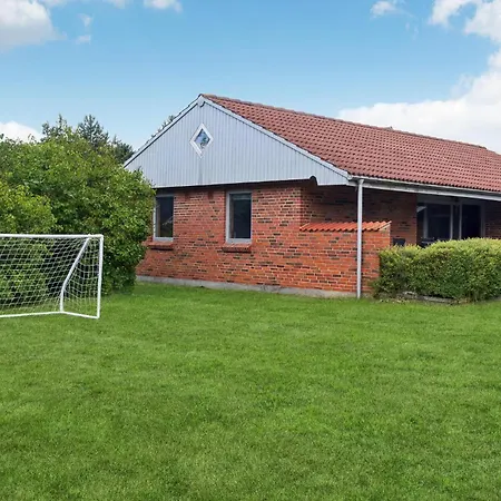 3 Bedroom Beautiful In Ferienhaus